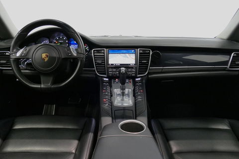 Porsche Panamera 3.0 S E-Hybrid / Schuif-/kanteldak / Elektr. verstelbare voorstoelen (links memory) / Luchtvering / BOSE Sound / Softclose - servosluiting / 20'' LMV / Porsche Dynamic Light System Plus (PDLS+) / Achteruitrijcamera / Standairco / Porsce Active Suspension 