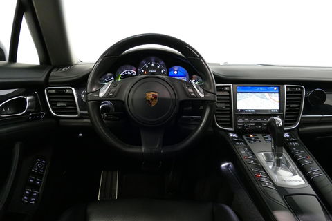 Porsche Panamera 3.0 S E-Hybrid / Schuif-/kanteldak / Elektr. verstelbare voorstoelen (links memory) / Luchtvering / BOSE Sound / Softclose - servosluiting / 20'' LMV / Porsche Dynamic Light System Plus (PDLS+) / Achteruitrijcamera / Standairco / Porsce Active Suspension 
