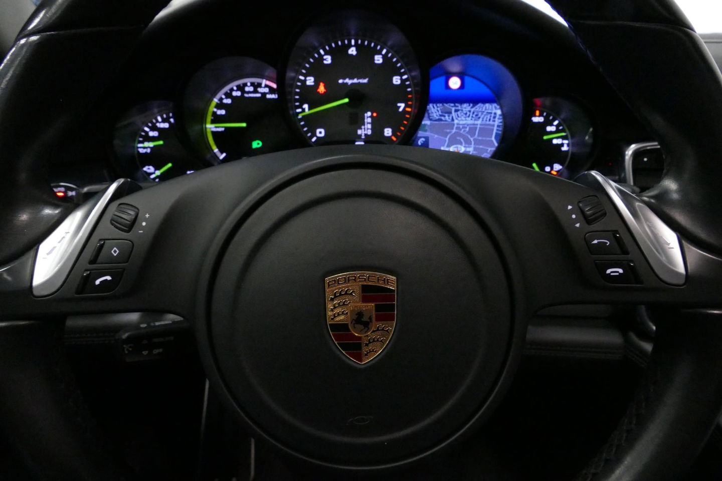 Porsche Panamera 3.0 S E-Hybrid / Schuif-/kanteldak / Elektr. verstelbare voorstoelen (links memory) / Luchtvering / BOSE Sound / Softclose - servosluiting / 20'' LMV / Porsche Dynamic Light System Plus (PDLS+) / Achteruitrijcamera / Standairco / Porsce Active Suspension 