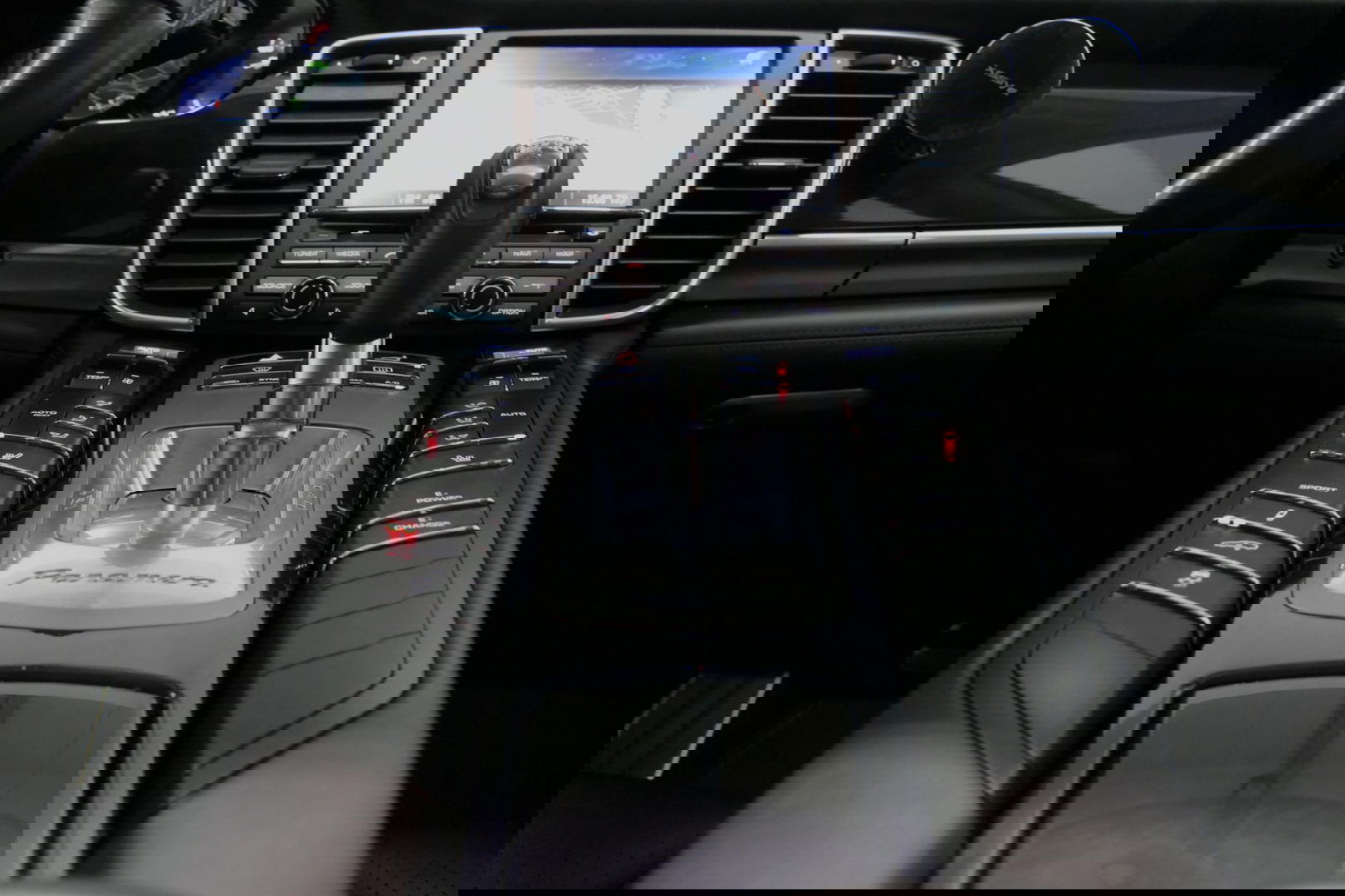 Porsche Panamera 3.0 S E-Hybrid / Schuif-/kanteldak / Elektr. verstelbare voorstoelen (links memory) / Luchtvering / BOSE Sound / Softclose - servosluiting / 20'' LMV / Porsche Dynamic Light System Plus (PDLS+) / Achteruitrijcamera / Standairco / Porsce Active Suspension 