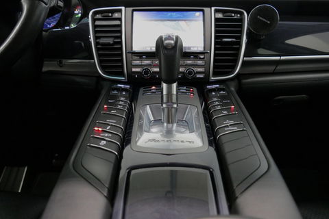 Porsche Panamera 3.0 S E-Hybrid / Schuif-/kanteldak / Elektr. verstelbare voorstoelen (links memory) / Luchtvering / BOSE Sound / Softclose - servosluiting / 20'' LMV / Porsche Dynamic Light System Plus (PDLS+) / Achteruitrijcamera / Standairco / Porsce Active Suspension 