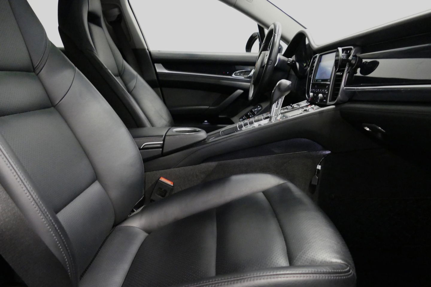 Porsche Panamera 3.0 S E-Hybrid / Schuif-/kanteldak / Elektr. verstelbare voorstoelen (links memory) / Luchtvering / BOSE Sound / Softclose - servosluiting / 20'' LMV / Porsche Dynamic Light System Plus (PDLS+) / Achteruitrijcamera / Standairco / Porsce Active Suspension 