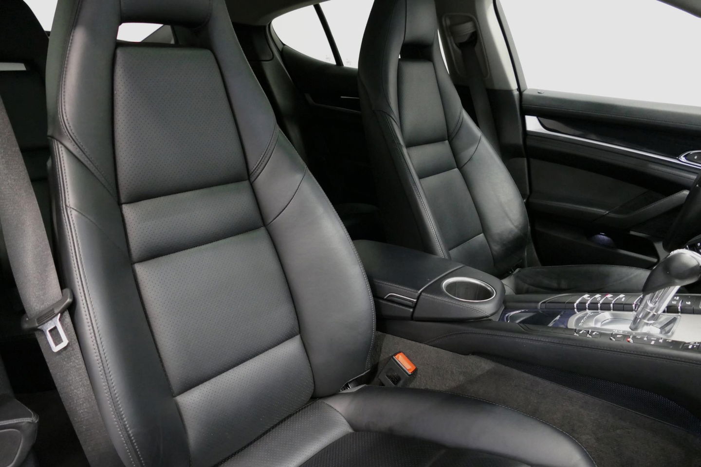 Porsche Panamera 3.0 S E-Hybrid / Schuif-/kanteldak / Elektr. verstelbare voorstoelen (links memory) / Luchtvering / BOSE Sound / Softclose - servosluiting / 20'' LMV / Porsche Dynamic Light System Plus (PDLS+) / Achteruitrijcamera / Standairco / Porsce Active Suspension 