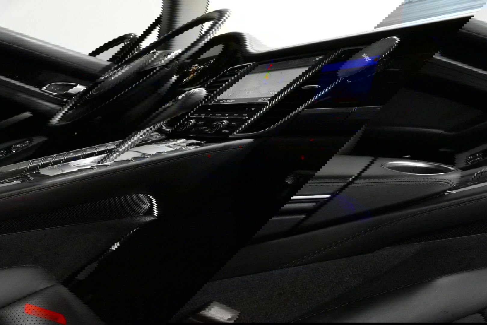 Porsche Panamera 3.0 S E-Hybrid / Schuif-/kanteldak / Elektr. verstelbare voorstoelen (links memory) / Luchtvering / BOSE Sound / Softclose - servosluiting / 20'' LMV / Porsche Dynamic Light System Plus (PDLS+) / Achteruitrijcamera / Standairco / Porsce Active Suspension 