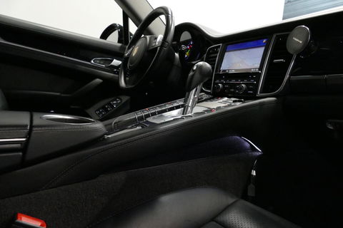 Porsche Panamera 3.0 S E-Hybrid / Schuif-/kanteldak / Elektr. verstelbare voorstoelen (links memory) / Luchtvering / BOSE Sound / Softclose - servosluiting / 20'' LMV / Porsche Dynamic Light System Plus (PDLS+) / Achteruitrijcamera / Standairco / Porsce Active Suspension 