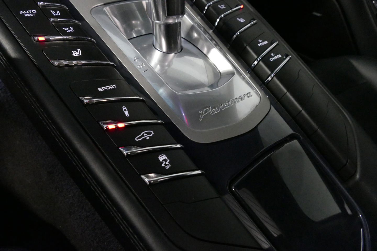 Porsche Panamera 3.0 S E-Hybrid / Schuif-/kanteldak / Elektr. verstelbare voorstoelen (links memory) / Luchtvering / BOSE Sound / Softclose - servosluiting / 20'' LMV / Porsche Dynamic Light System Plus (PDLS+) / Achteruitrijcamera / Standairco / Porsce Active Suspension 