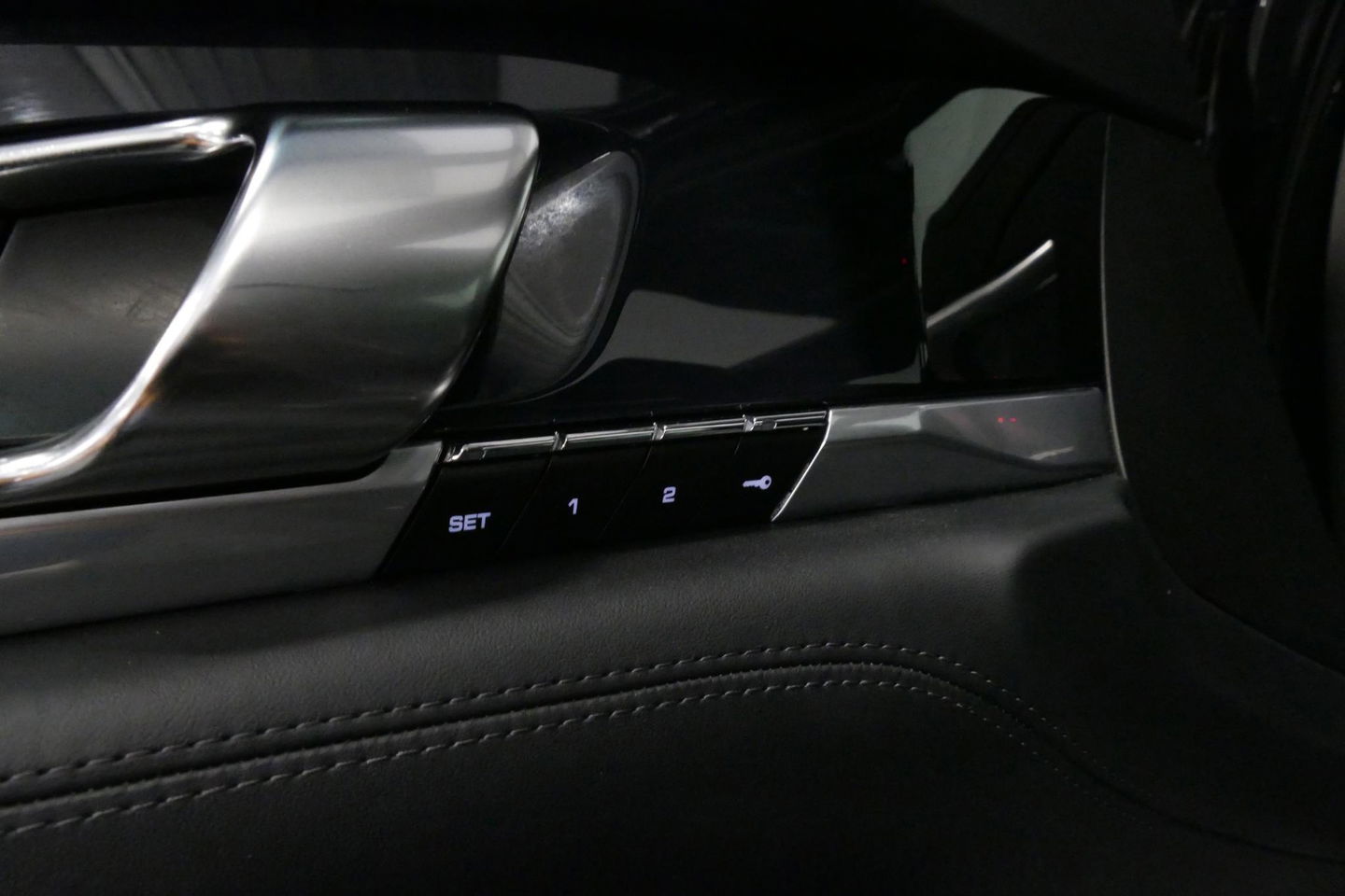 Porsche Panamera 3.0 S E-Hybrid / Schuif-/kanteldak / Elektr. verstelbare voorstoelen (links memory) / Luchtvering / BOSE Sound / Softclose - servosluiting / 20'' LMV / Porsche Dynamic Light System Plus (PDLS+) / Achteruitrijcamera / Standairco / Porsce Active Suspension 