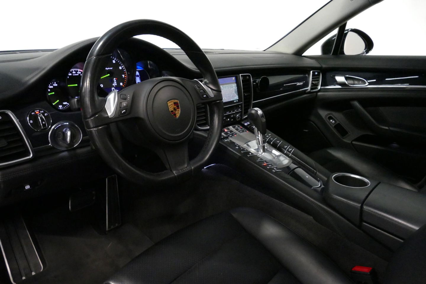 Porsche Panamera 3.0 S E-Hybrid / Schuif-/kanteldak / Elektr. verstelbare voorstoelen (links memory) / Luchtvering / BOSE Sound / Softclose - servosluiting / 20'' LMV / Porsche Dynamic Light System Plus (PDLS+) / Achteruitrijcamera / Standairco / Porsce Active Suspension 