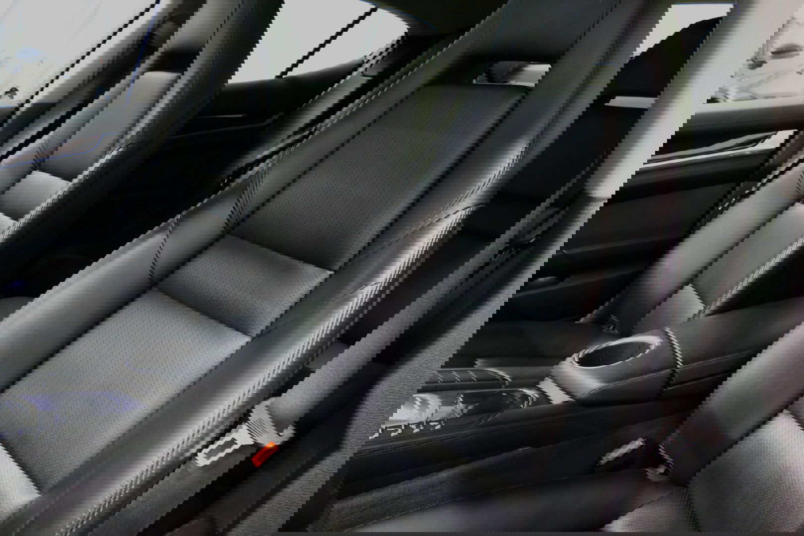 Porsche Panamera 3.0 S E-Hybrid / Schuif-/kanteldak / Elektr. verstelbare voorstoelen (links memory) / Luchtvering / BOSE Sound / Softclose - servosluiting / 20'' LMV / Porsche Dynamic Light System Plus (PDLS+) / Achteruitrijcamera / Standairco / Porsce Active Suspension 