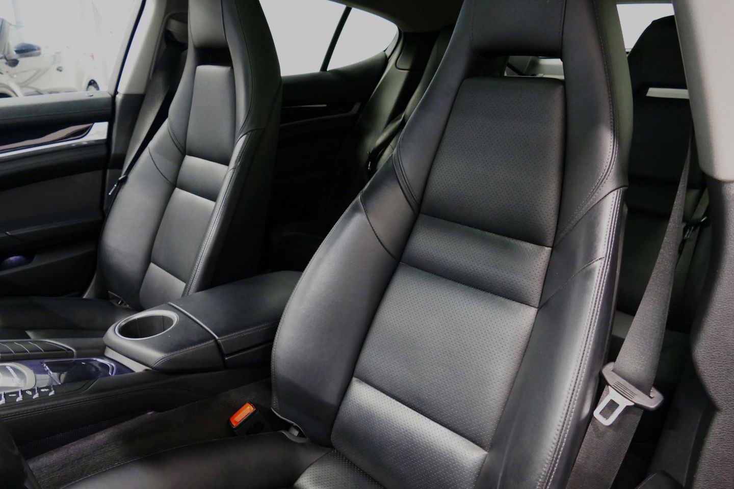 Porsche Panamera 3.0 S E-Hybrid / Schuif-/kanteldak / Elektr. verstelbare voorstoelen (links memory) / Luchtvering / BOSE Sound / Softclose - servosluiting / 20'' LMV / Porsche Dynamic Light System Plus (PDLS+) / Achteruitrijcamera / Standairco / Porsce Active Suspension 