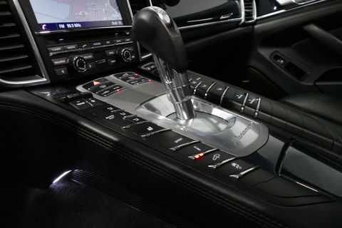 Porsche Panamera 3.0 S E-Hybrid / Schuif-/kanteldak / Elektr. verstelbare voorstoelen (links memory) / Luchtvering / BOSE Sound / Softclose - servosluiting / 20'' LMV / Porsche Dynamic Light System Plus (PDLS+) / Achteruitrijcamera / Standairco / Porsce Active Suspension 