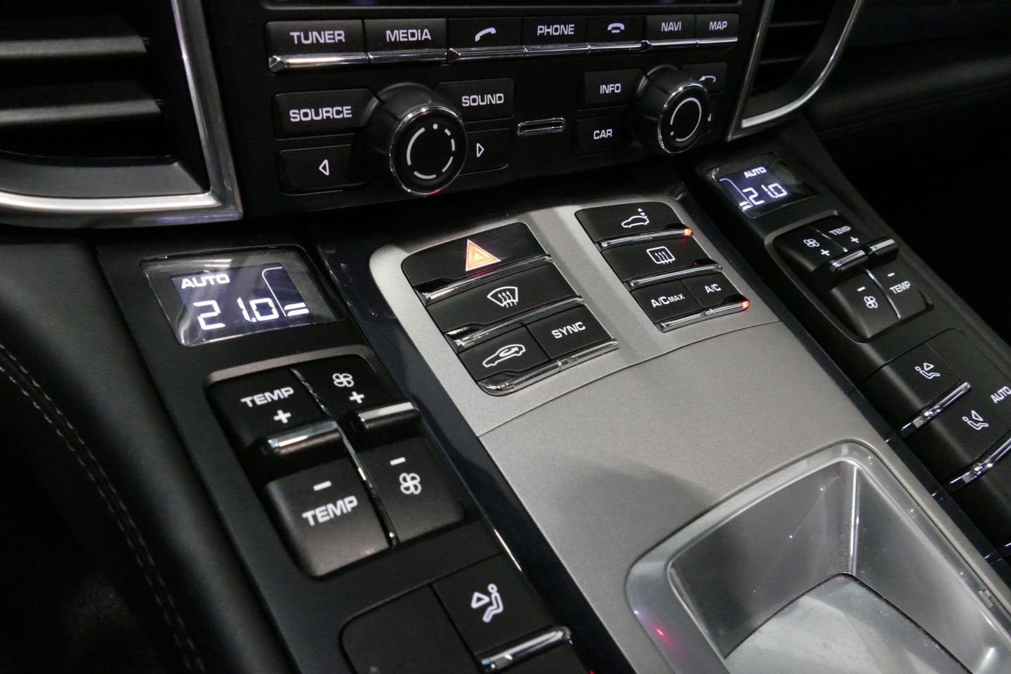 Porsche Panamera 3.0 S E-Hybrid / Schuif-/kanteldak / Elektr. verstelbare voorstoelen (links memory) / Luchtvering / BOSE Sound / Softclose - servosluiting / 20'' LMV / Porsche Dynamic Light System Plus (PDLS+) / Achteruitrijcamera / Standairco / Porsce Active Suspension 