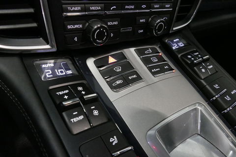 Porsche Panamera 3.0 S E-Hybrid / Schuif-/kanteldak / Elektr. verstelbare voorstoelen (links memory) / Luchtvering / BOSE Sound / Softclose - servosluiting / 20'' LMV / Porsche Dynamic Light System Plus (PDLS+) / Achteruitrijcamera / Standairco / Porsce Active Suspension 