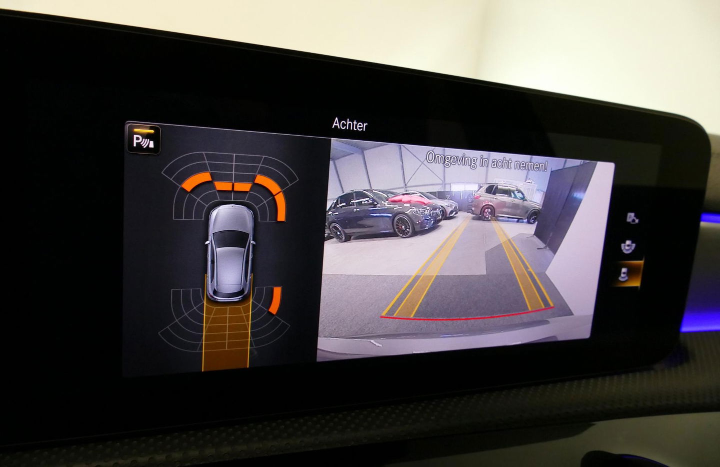 Mercedes-Benz A-Klasse 200 AMG Line / A45 AMG Diffuser / Panamericana Grille / Panoramadak / A45 Dakspoiler / Elektr. verstelbare voorstoelen + memory / Multibeam LED Koplampen / Apple Carplay - Android Auto / Stoelverwarming / Ambienteverlichting / 19'' LMV / Night pakket / Do