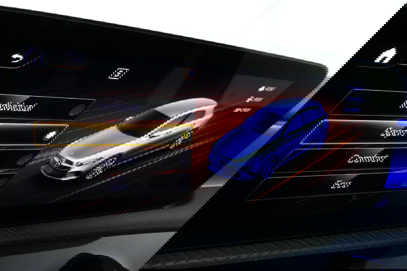 Mercedes-Benz A-Klasse 200 AMG Line / A45 AMG Diffuser / Panamericana Grille / Panoramadak / A45 Dakspoiler / Elektr. verstelbare voorstoelen + memory / Multibeam LED Koplampen / Apple Carplay - Android Auto / Stoelverwarming / Ambienteverlichting / 19'' LMV / Night pakket / Do