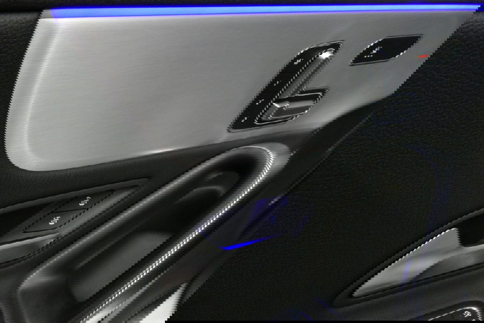 Mercedes-Benz A-Klasse 200 AMG Line / A45 AMG Diffuser / Panamericana Grille / Panoramadak / A45 Dakspoiler / Elektr. verstelbare voorstoelen + memory / Multibeam LED Koplampen / Apple Carplay - Android Auto / Stoelverwarming / Ambienteverlichting / 19'' LMV / Night pakket / Do