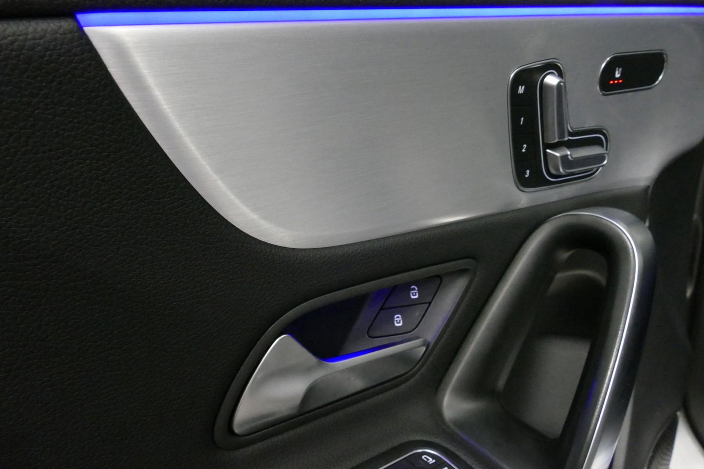 Mercedes-Benz A-Klasse 200 AMG Line / A45 AMG Diffuser / Panamericana Grille / Panoramadak / A45 Dakspoiler / Elektr. verstelbare voorstoelen + memory / Multibeam LED Koplampen / Apple Carplay - Android Auto / Stoelverwarming / Ambienteverlichting / 19'' LMV / Night pakket / Do