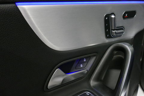 Mercedes-Benz A-Klasse 200 AMG Line / A45 AMG Diffuser / Panamericana Grille / Panoramadak / A45 Dakspoiler / Elektr. verstelbare voorstoelen + memory / Multibeam LED Koplampen / Apple Carplay - Android Auto / Stoelverwarming / Ambienteverlichting / 19'' LMV / Night pakket / Do