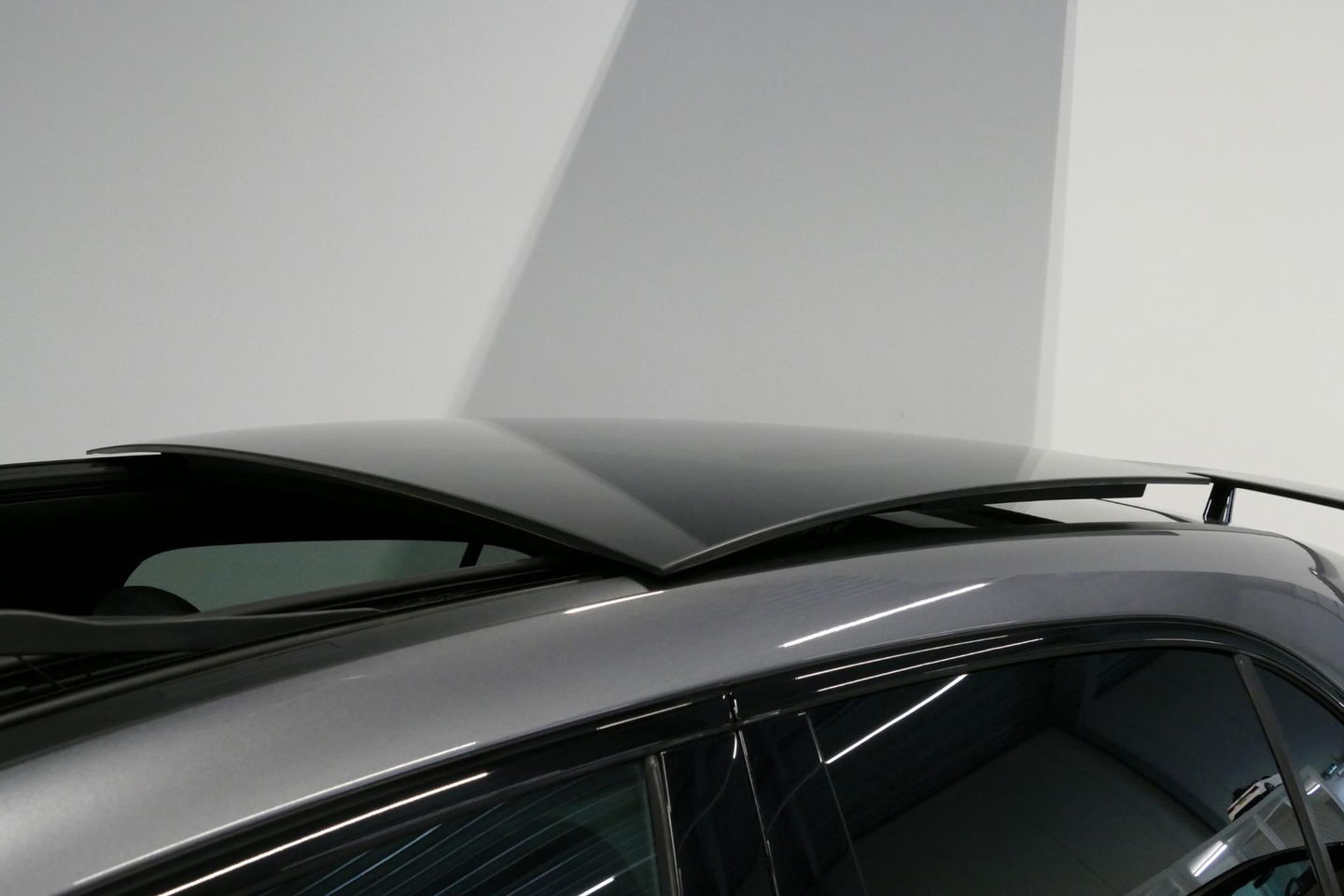 Mercedes-Benz A-Klasse 200 AMG Line / A45 AMG Diffuser / Panamericana Grille / Panoramadak / A45 Dakspoiler / Elektr. verstelbare voorstoelen + memory / Multibeam LED Koplampen / Apple Carplay - Android Auto / Stoelverwarming / Ambienteverlichting / 19'' LMV / Night pakket / Do