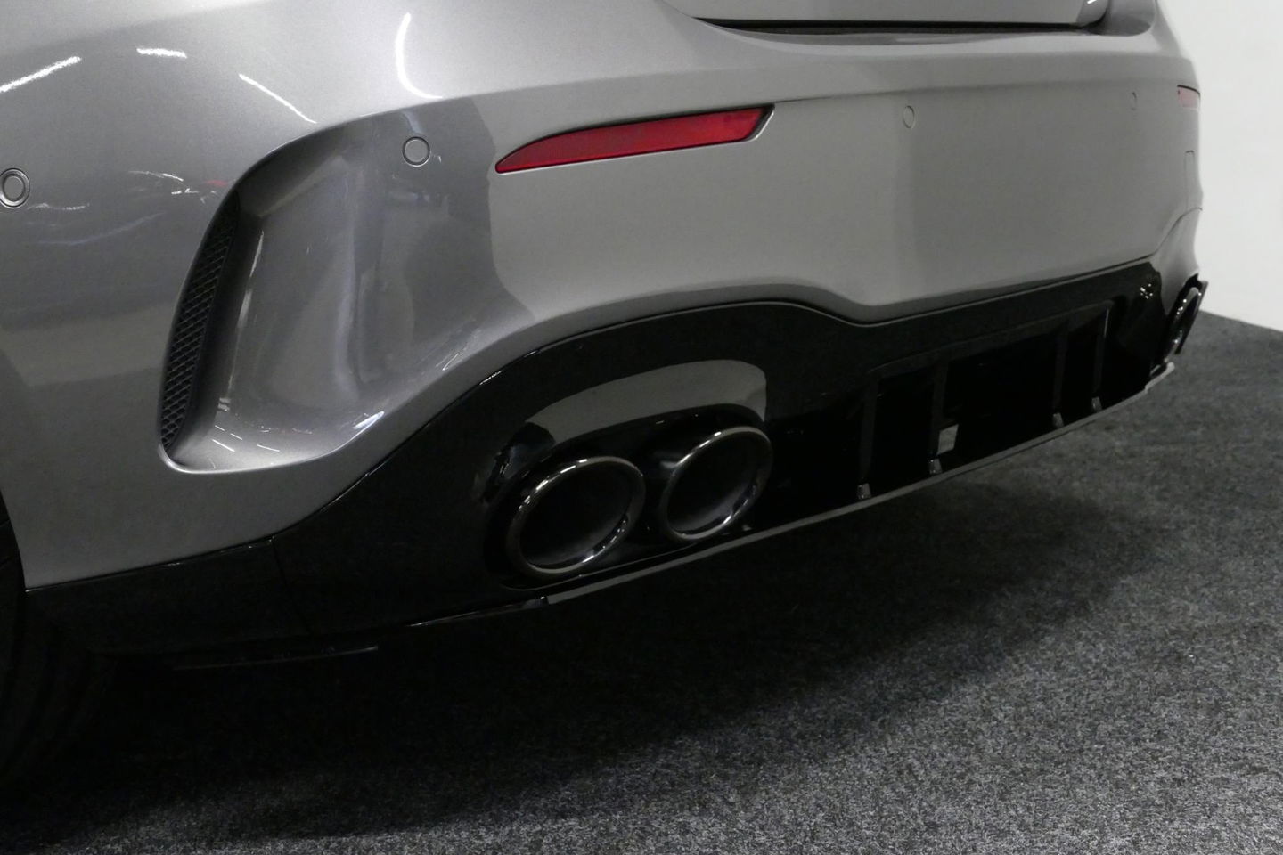 Mercedes-Benz A-Klasse 200 AMG Line / A45 AMG Diffuser / Panamericana Grille / Panoramadak / A45 Dakspoiler / Elektr. verstelbare voorstoelen + memory / Multibeam LED Koplampen / Apple Carplay - Android Auto / Stoelverwarming / Ambienteverlichting / 19'' LMV / Night pakket / Do