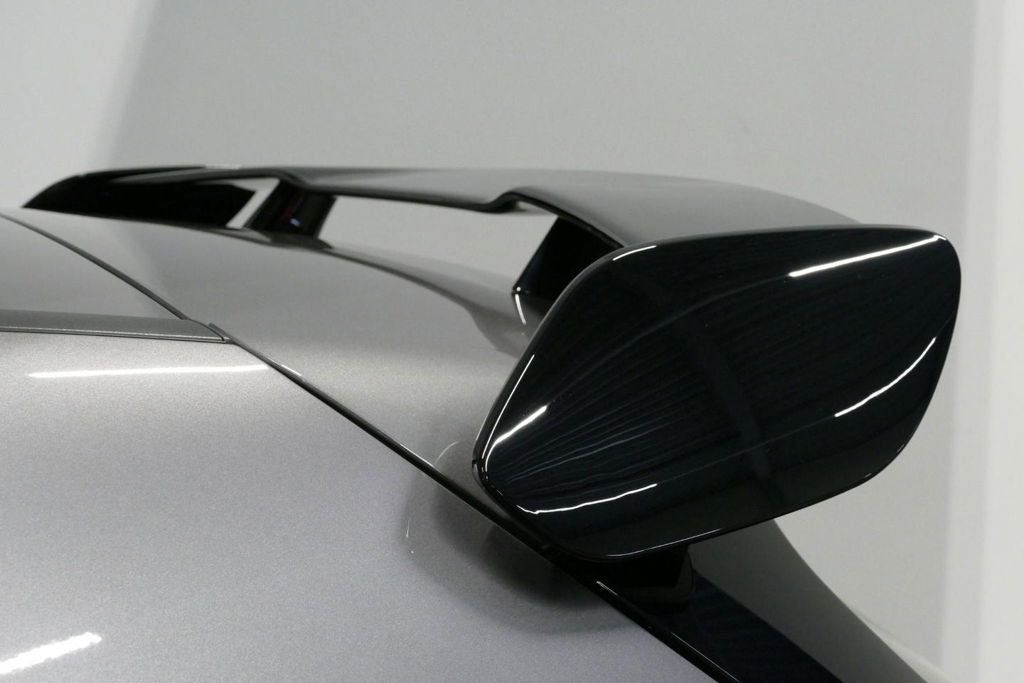 Mercedes-Benz A-Klasse 200 AMG Line / A45 AMG Diffuser / Panamericana Grille / Panoramadak / A45 Dakspoiler / Elektr. verstelbare voorstoelen + memory / Multibeam LED Koplampen / Apple Carplay - Android Auto / Stoelverwarming / Ambienteverlichting / 19'' LMV / Night pakket / Do