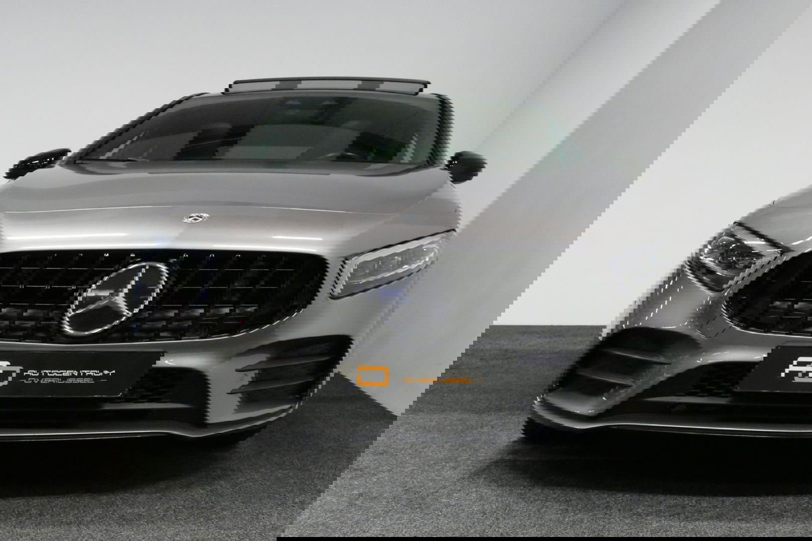 Mercedes-Benz A-Klasse 200 AMG Line / A45 AMG Diffuser / Panamericana Grille / Panoramadak / A45 Dakspoiler / Elektr. verstelbare voorstoelen + memory / Multibeam LED Koplampen / Apple Carplay - Android Auto / Stoelverwarming / Ambienteverlichting / 19'' LMV / Night pakket / Do