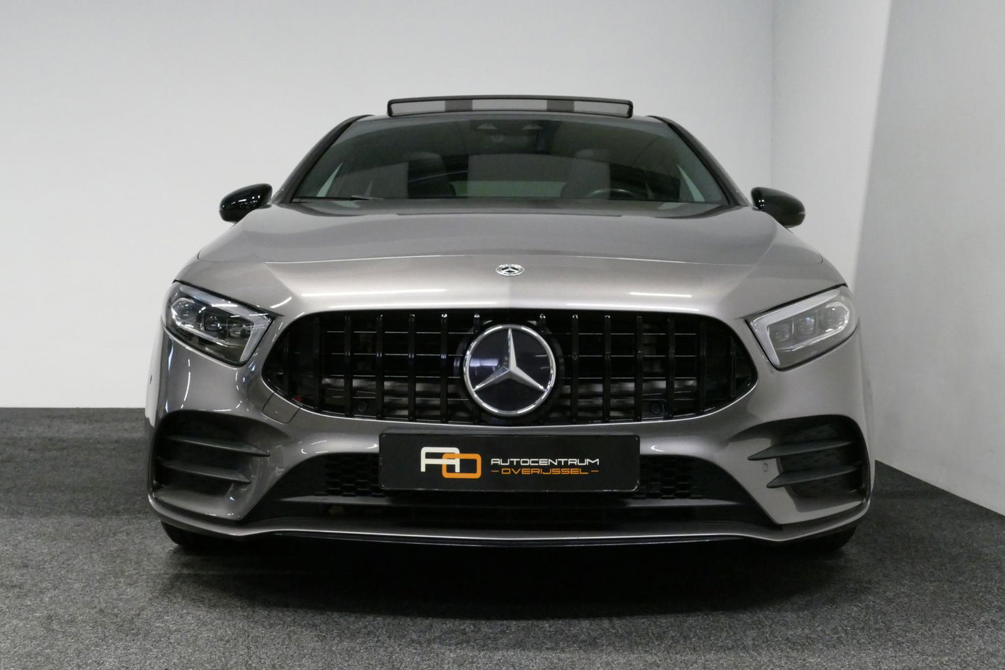 Mercedes-Benz A-Klasse 200 AMG Line / A45 AMG Diffuser / Panamericana Grille / Panoramadak / A45 Dakspoiler / Elektr. verstelbare voorstoelen + memory / Multibeam LED Koplampen / Apple Carplay - Android Auto / Stoelverwarming / Ambienteverlichting / 19'' LMV / Night pakket / Do