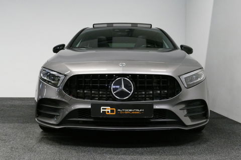 Mercedes-Benz A-Klasse 200 AMG Line / A45 AMG Diffuser / Panamericana Grille / Panoramadak / A45 Dakspoiler / Elektr. verstelbare voorstoelen + memory / Multibeam LED Koplampen / Apple Carplay - Android Auto / Stoelverwarming / Ambienteverlichting / 19'' LMV / Night pakket / Do