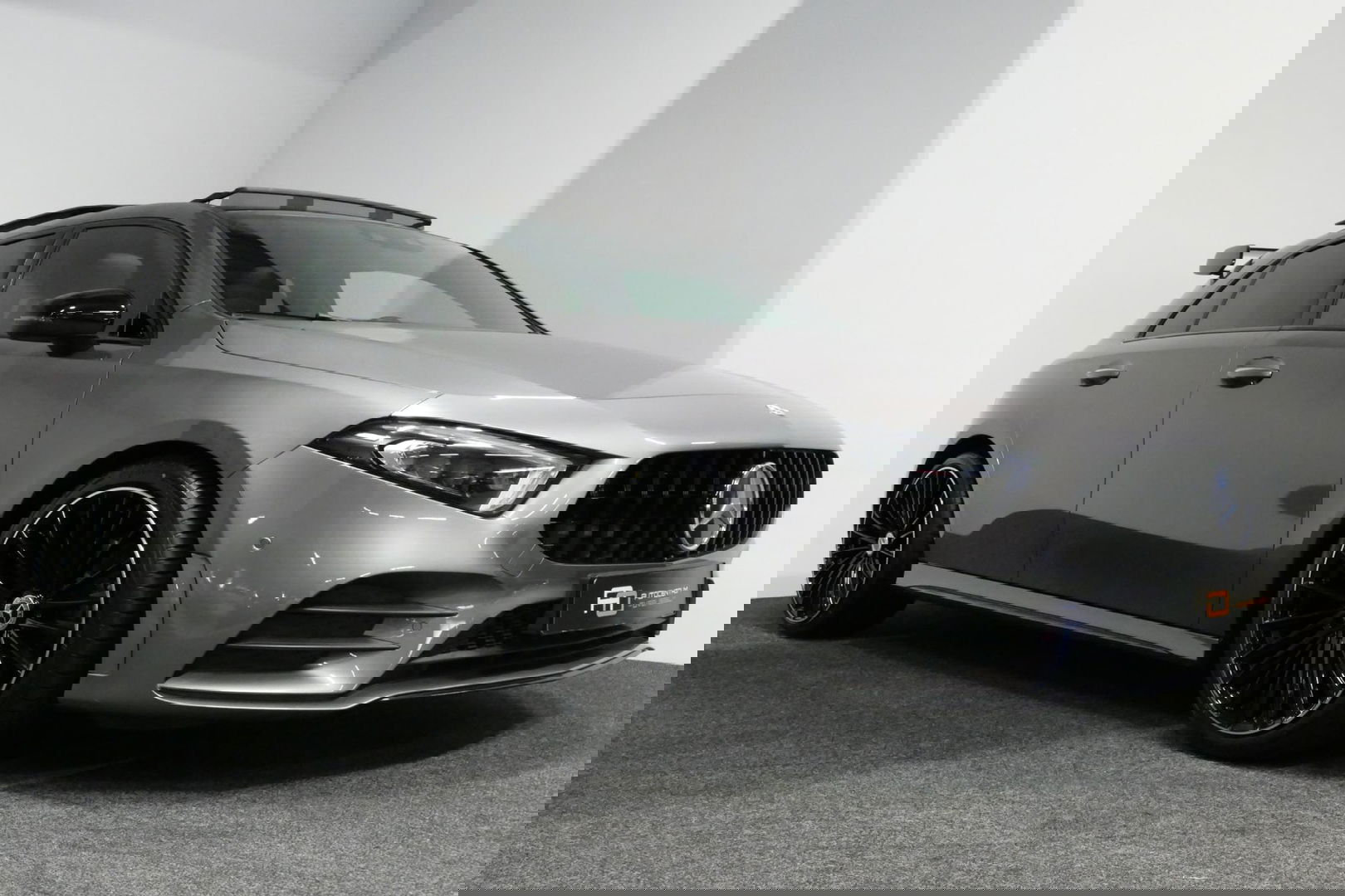 Mercedes-Benz A-Klasse 200 AMG Line / A45 AMG Diffuser / Panamericana Grille / Panoramadak / A45 Dakspoiler / Elektr. verstelbare voorstoelen + memory / Multibeam LED Koplampen / Apple Carplay - Android Auto / Stoelverwarming / Ambienteverlichting / 19'' LMV / Night pakket / Do