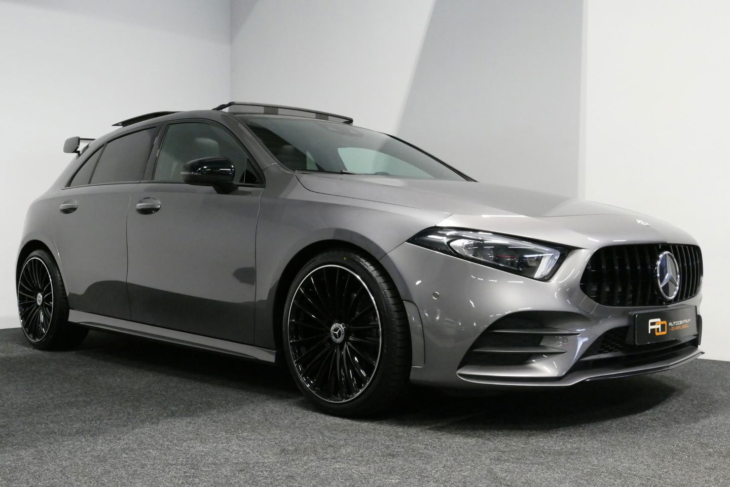 Mercedes-Benz A-Klasse 200 AMG Line / A45 AMG Diffuser / Panamericana Grille / Panoramadak / A45 Dakspoiler / Elektr. verstelbare voorstoelen + memory / Multibeam LED Koplampen / Apple Carplay - Android Auto / Stoelverwarming / Ambienteverlichting / 19'' LMV / Night pakket / Do
