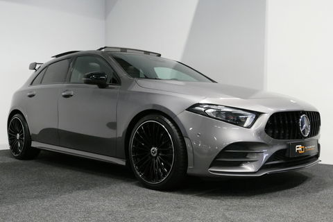 Mercedes-Benz A-Klasse 200 AMG Line / A45 AMG Diffuser / Panamericana Grille / Panoramadak / A45 Dakspoiler / Elektr. verstelbare voorstoelen + memory / Multibeam LED Koplampen / Apple Carplay - Android Auto / Stoelverwarming / Ambienteverlichting / 19'' LMV / Night pakket / Do