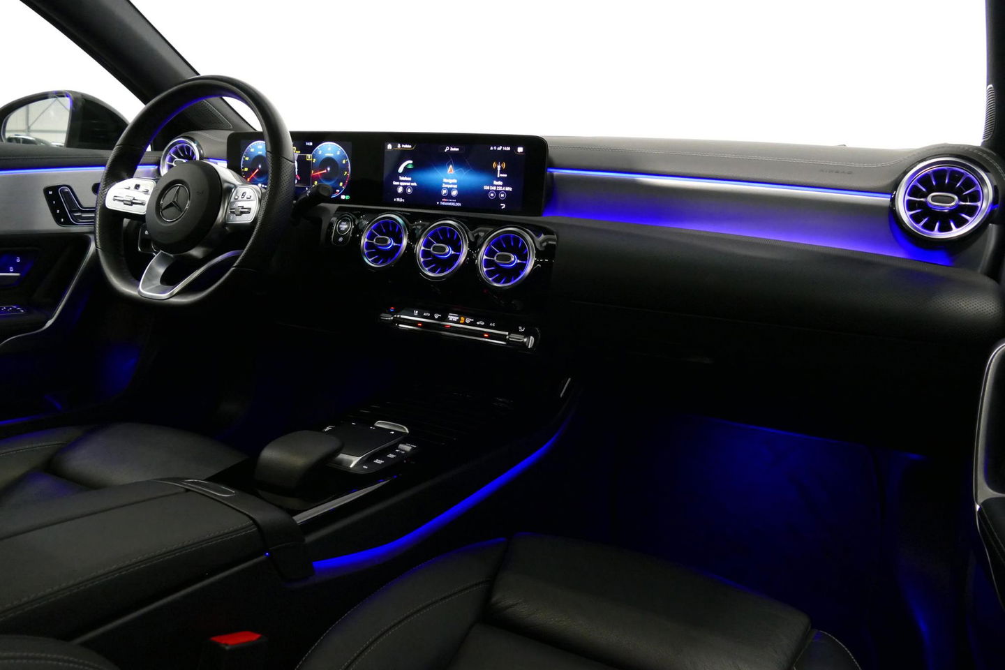 Mercedes-Benz A-Klasse 200 AMG Line / A45 AMG Diffuser / Panamericana Grille / Panoramadak / A45 Dakspoiler / Elektr. verstelbare voorstoelen + memory / Multibeam LED Koplampen / Apple Carplay - Android Auto / Stoelverwarming / Ambienteverlichting / 19'' LMV / Night pakket / Do