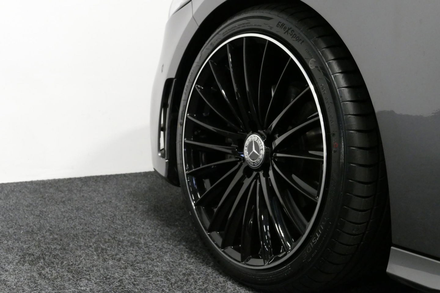 Mercedes-Benz A-Klasse 200 AMG Line / A45 AMG Diffuser / Panamericana Grille / Panoramadak / A45 Dakspoiler / Elektr. verstelbare voorstoelen + memory / Multibeam LED Koplampen / Apple Carplay - Android Auto / Stoelverwarming / Ambienteverlichting / 19'' LMV / Night pakket / Do