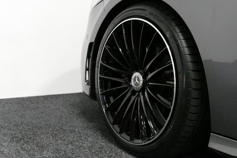 Mercedes-Benz A-Klasse 200 AMG Line / A45 AMG Diffuser / Panamericana Grille / Panoramadak / A45 Dakspoiler / Elektr. verstelbare voorstoelen + memory / Multibeam LED Koplampen / Apple Carplay - Android Auto / Stoelverwarming / Ambienteverlichting / 19'' LMV / Night pakket / Do