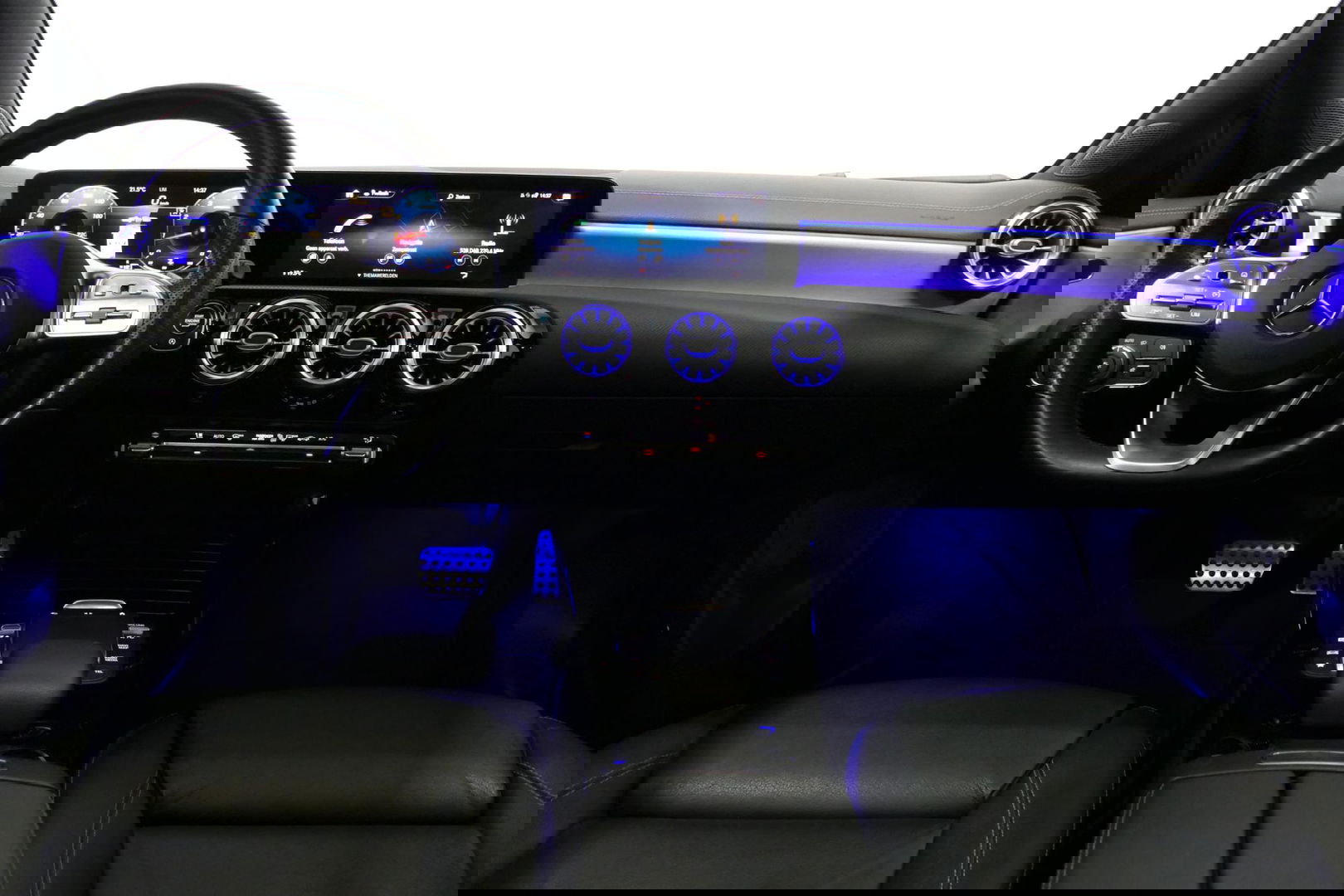 Mercedes-Benz A-Klasse 200 AMG Line / A45 AMG Diffuser / Panamericana Grille / Panoramadak / A45 Dakspoiler / Elektr. verstelbare voorstoelen + memory / Multibeam LED Koplampen / Apple Carplay - Android Auto / Stoelverwarming / Ambienteverlichting / 19'' LMV / Night pakket / Do