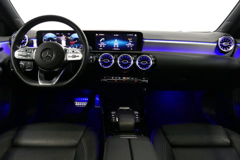 Mercedes-Benz A-Klasse 200 AMG Line / A45 AMG Diffuser / Panamericana Grille / Panoramadak / A45 Dakspoiler / Elektr. verstelbare voorstoelen + memory / Multibeam LED Koplampen / Apple Carplay - Android Auto / Stoelverwarming / Ambienteverlichting / 19'' LMV / Night pakket / Do
