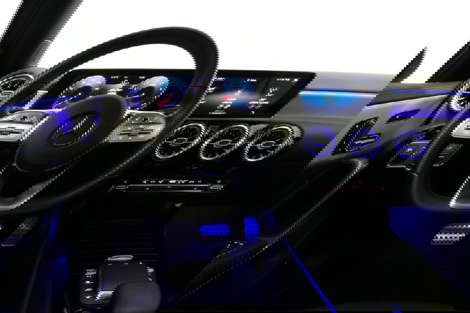 Mercedes-Benz A-Klasse 200 AMG Line / A45 AMG Diffuser / Panamericana Grille / Panoramadak / A45 Dakspoiler / Elektr. verstelbare voorstoelen + memory / Multibeam LED Koplampen / Apple Carplay - Android Auto / Stoelverwarming / Ambienteverlichting / 19'' LMV / Night pakket / Do