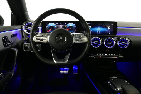 Mercedes-Benz A-Klasse 200 AMG Line / A45 AMG Diffuser / Panamericana Grille / Panoramadak / A45 Dakspoiler / Elektr. verstelbare voorstoelen + memory / Multibeam LED Koplampen / Apple Carplay - Android Auto / Stoelverwarming / Ambienteverlichting / 19'' LMV / Night pakket / Do