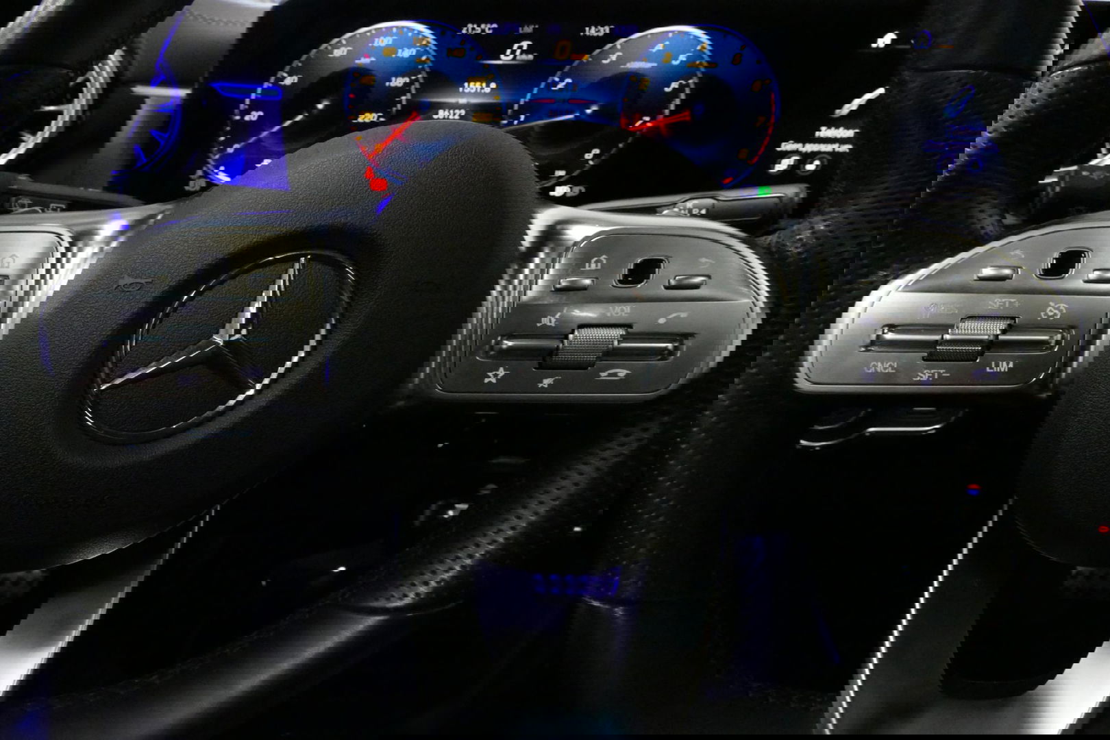 Mercedes-Benz A-Klasse 200 AMG Line / A45 AMG Diffuser / Panamericana Grille / Panoramadak / A45 Dakspoiler / Elektr. verstelbare voorstoelen + memory / Multibeam LED Koplampen / Apple Carplay - Android Auto / Stoelverwarming / Ambienteverlichting / 19'' LMV / Night pakket / Do