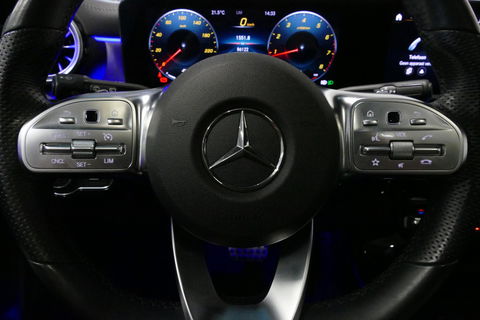 Mercedes-Benz A-Klasse 200 AMG Line / A45 AMG Diffuser / Panamericana Grille / Panoramadak / A45 Dakspoiler / Elektr. verstelbare voorstoelen + memory / Multibeam LED Koplampen / Apple Carplay - Android Auto / Stoelverwarming / Ambienteverlichting / 19'' LMV / Night pakket / Do