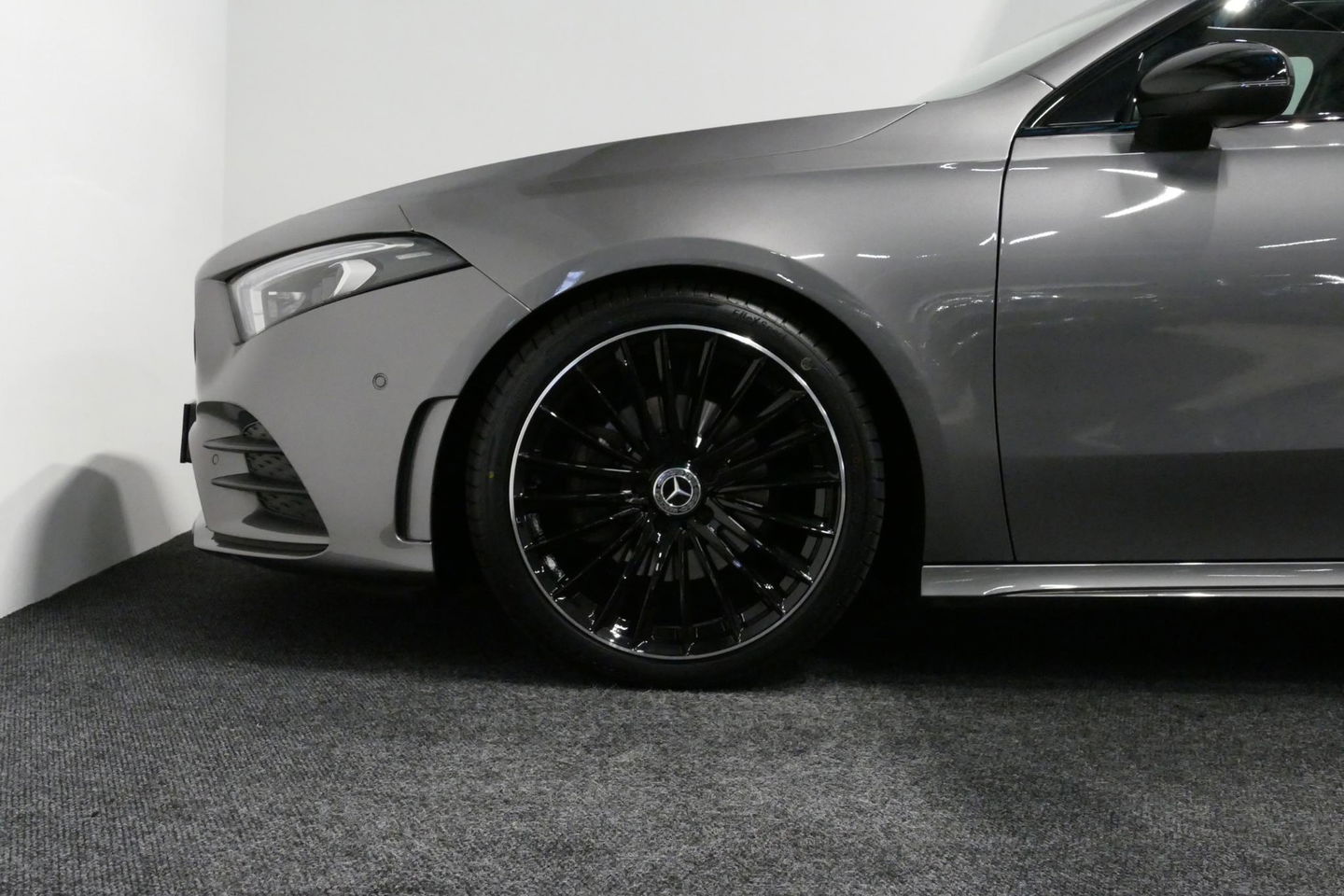 Mercedes-Benz A-Klasse 200 AMG Line / A45 AMG Diffuser / Panamericana Grille / Panoramadak / A45 Dakspoiler / Elektr. verstelbare voorstoelen + memory / Multibeam LED Koplampen / Apple Carplay - Android Auto / Stoelverwarming / Ambienteverlichting / 19'' LMV / Night pakket / Do