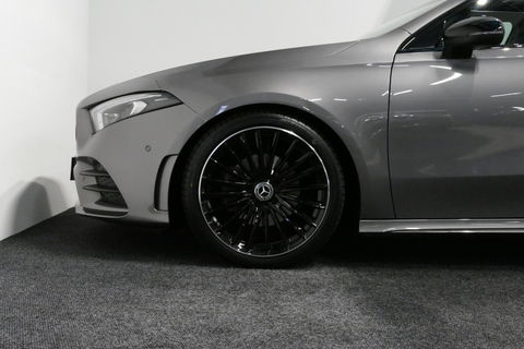 Mercedes-Benz A-Klasse 200 AMG Line / A45 AMG Diffuser / Panamericana Grille / Panoramadak / A45 Dakspoiler / Elektr. verstelbare voorstoelen + memory / Multibeam LED Koplampen / Apple Carplay - Android Auto / Stoelverwarming / Ambienteverlichting / 19'' LMV / Night pakket / Do