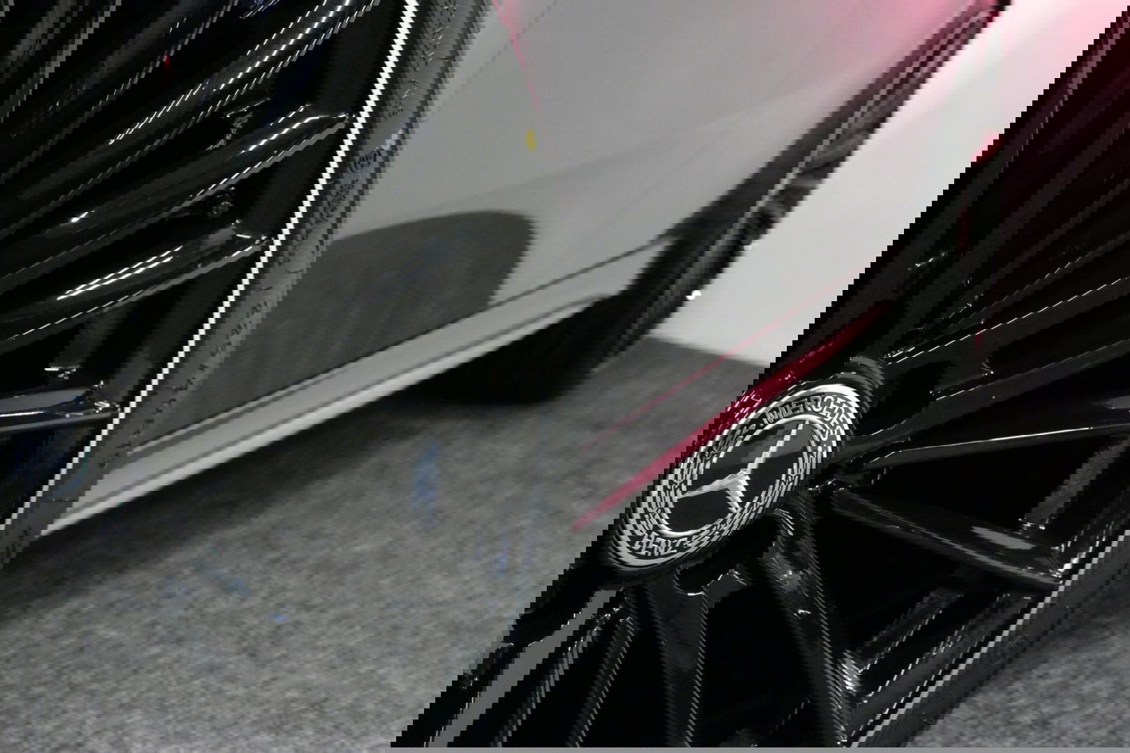 Mercedes-Benz A-Klasse 200 AMG Line / A45 AMG Diffuser / Panamericana Grille / Panoramadak / A45 Dakspoiler / Elektr. verstelbare voorstoelen + memory / Multibeam LED Koplampen / Apple Carplay - Android Auto / Stoelverwarming / Ambienteverlichting / 19'' LMV / Night pakket / Do