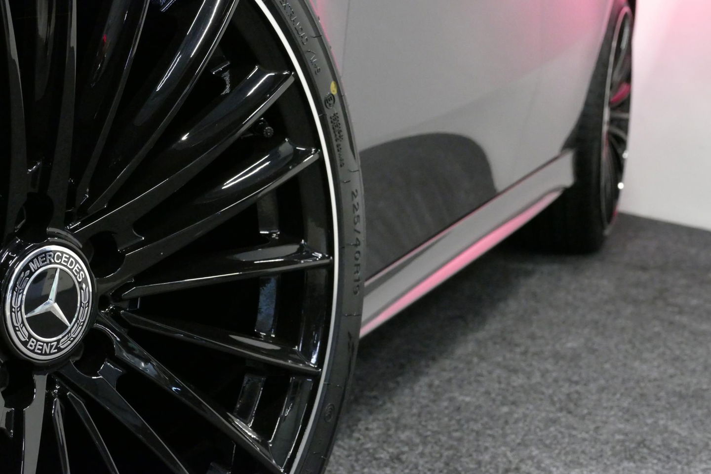 Mercedes-Benz A-Klasse 200 AMG Line / A45 AMG Diffuser / Panamericana Grille / Panoramadak / A45 Dakspoiler / Elektr. verstelbare voorstoelen + memory / Multibeam LED Koplampen / Apple Carplay - Android Auto / Stoelverwarming / Ambienteverlichting / 19'' LMV / Night pakket / Do