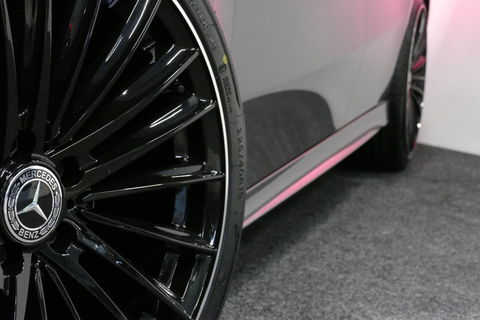 Mercedes-Benz A-Klasse 200 AMG Line / A45 AMG Diffuser / Panamericana Grille / Panoramadak / A45 Dakspoiler / Elektr. verstelbare voorstoelen + memory / Multibeam LED Koplampen / Apple Carplay - Android Auto / Stoelverwarming / Ambienteverlichting / 19'' LMV / Night pakket / Do