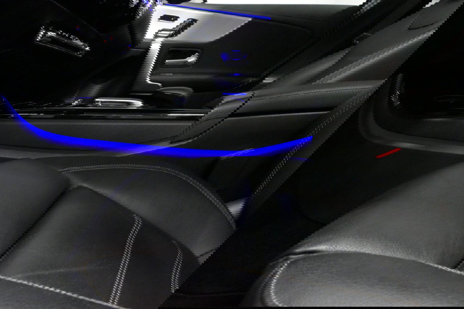 Mercedes-Benz A-Klasse 200 AMG Line / A45 AMG Diffuser / Panamericana Grille / Panoramadak / A45 Dakspoiler / Elektr. verstelbare voorstoelen + memory / Multibeam LED Koplampen / Apple Carplay - Android Auto / Stoelverwarming / Ambienteverlichting / 19'' LMV / Night pakket / Do