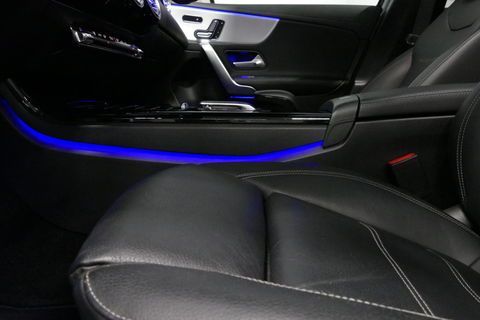 Mercedes-Benz A-Klasse 200 AMG Line / A45 AMG Diffuser / Panamericana Grille / Panoramadak / A45 Dakspoiler / Elektr. verstelbare voorstoelen + memory / Multibeam LED Koplampen / Apple Carplay - Android Auto / Stoelverwarming / Ambienteverlichting / 19'' LMV / Night pakket / Do