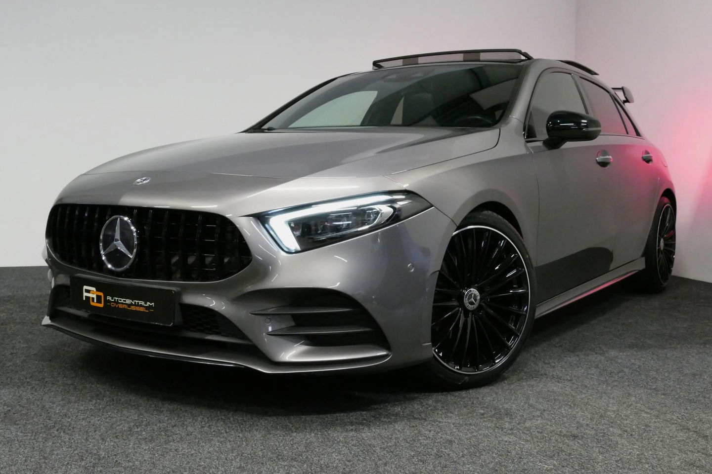 Mercedes-Benz A-Klasse 200 AMG Line / A45 AMG Diffuser / Panamericana Grille / Panoramadak / A45 Dakspoiler / Elektr. verstelbare voorstoelen + memory / Multibeam LED Koplampen / Apple Carplay - Android Auto / Stoelverwarming / Ambienteverlichting / 19'' LMV / Night pakket / Do