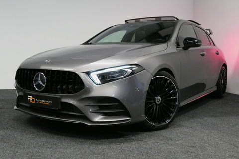 Mercedes-Benz A-Klasse 200 AMG Line / A45 AMG Diffuser / Panamericana Grille / Panoramadak / A45 Dakspoiler / Elektr. verstelbare voorstoelen + memory / Multibeam LED Koplampen / Apple Carplay - Android Auto / Stoelverwarming / Ambienteverlichting / 19'' LMV / Night pakket / Do