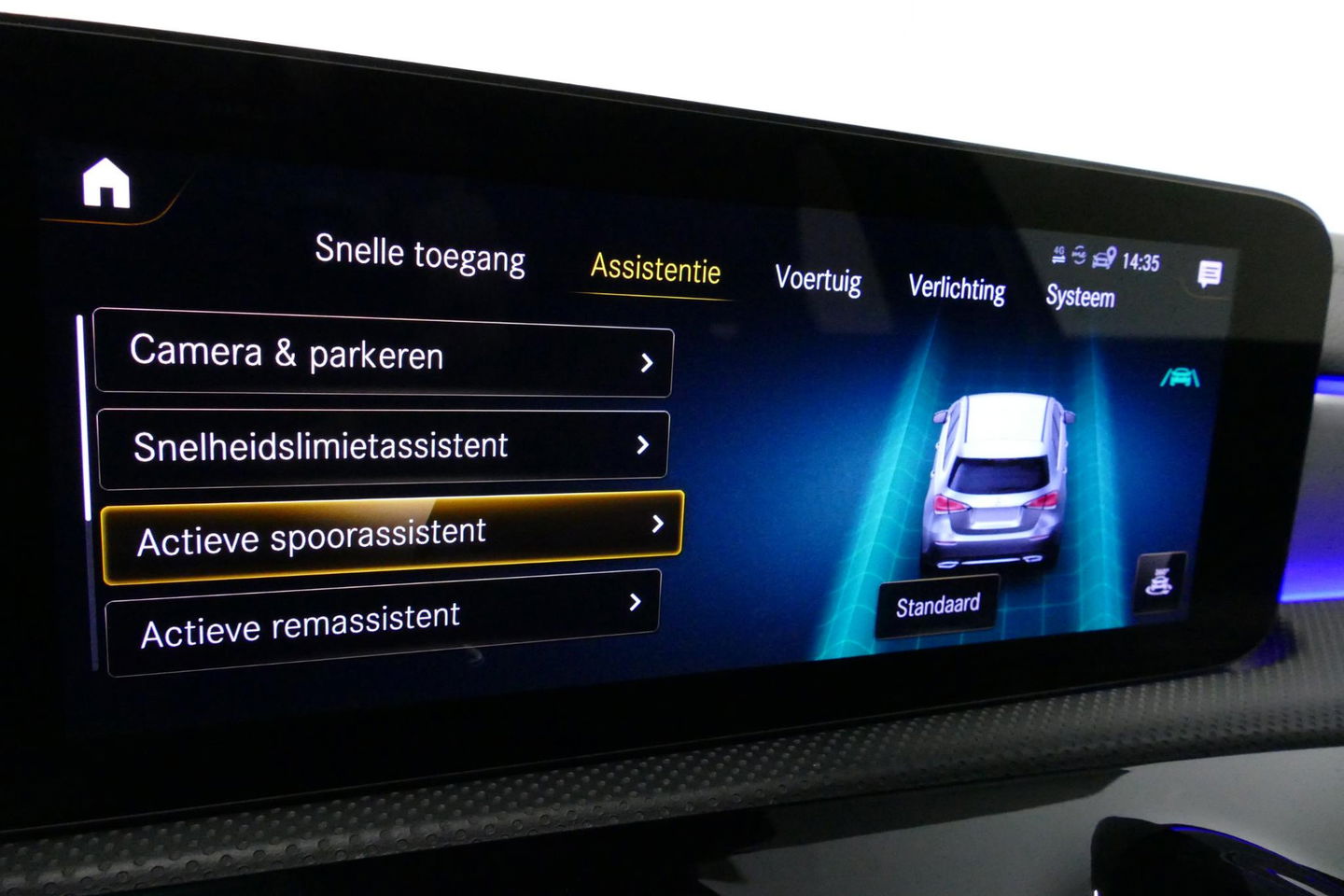 Mercedes-Benz A-Klasse 200 AMG Line / A45 AMG Diffuser / Panamericana Grille / Panoramadak / A45 Dakspoiler / Elektr. verstelbare voorstoelen + memory / Multibeam LED Koplampen / Apple Carplay - Android Auto / Stoelverwarming / Ambienteverlichting / 19'' LMV / Night pakket / Do